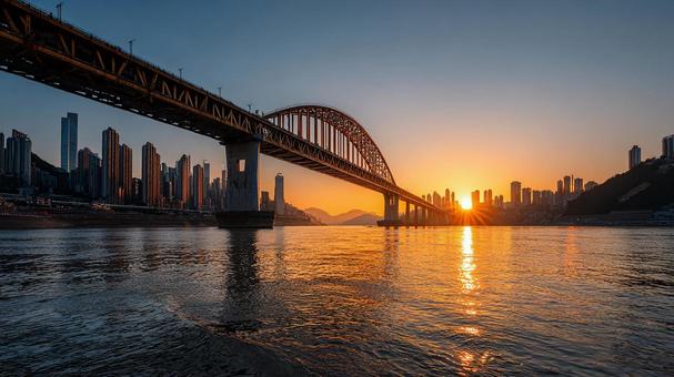 夕暮れに輝く大橋の写真