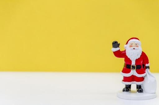 サンタクロースと黄色背景 サンタクロース,クリスマス,置物の写真素材