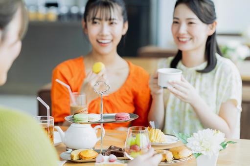 カフェでくつろぐ若い女性 カフェでくつろぐ若い女性 カフェ,女性,アフタヌーンティーの写真素材