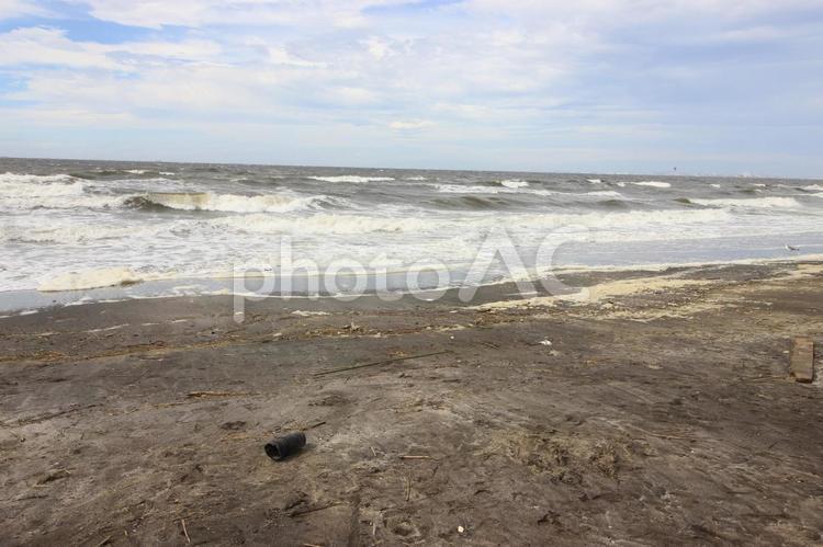 荒れた海とゴミ 海,すなはま,曇りの写真素材