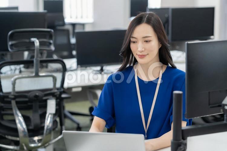 オフィスカジュアルの若い女性エンジニア ビジネス,エンジニア,女性の写真素材
