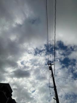 電柱、くもり空、雲の写真