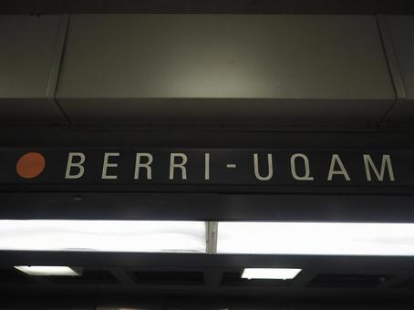 地下鉄BERRI-UQAM駅駅名版 ベリ・ウカム駅,駅,駅名板の写真素材