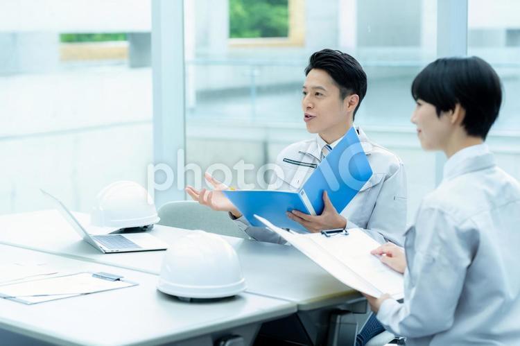 ミーティングする作業服のビジネスマン 作業服,打ち合わせ,ビジネスマンの写真素材