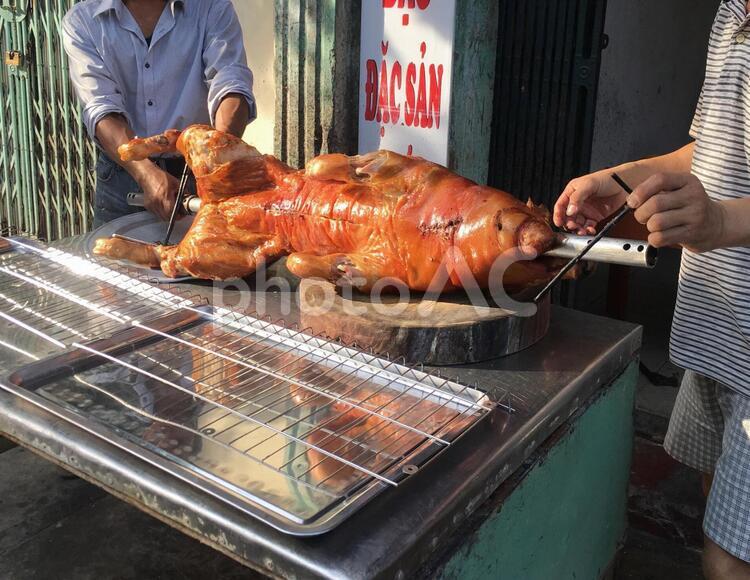 ベトナムの豚の丸焼き12 ベトナム,ベトナム旅行,路地の写真素材