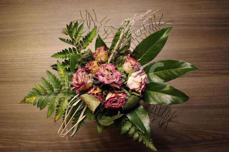 枯れた薔薇の花束 薔薇,ばら,バラの写真素材