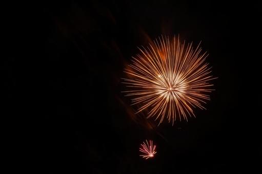 夏の夜空を彩る花火 夏の夜空を彩る花火 花火,夏,夜空の写真素材