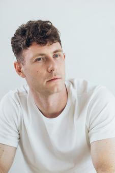 白いTシャツを着た男性（白背景） 男性,外国人,欧米人の写真素材