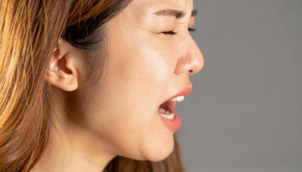 悲しくて泣く日本人女性・暗いイメージ 悲しくて泣く日本人女性・暗いイメージの写真