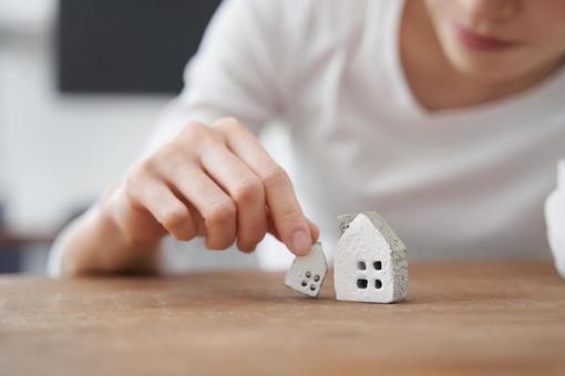 Japanese woman holding a house object, seconda casa, immagine, donna, JPG