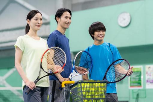 スポーツジムでテニスをする若い男女 テニス,テニススクール,スポーツジムの写真素材