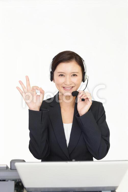 OKサインを出す笑顔のオペレーター オペレーター,女性,コールセンターの写真素材