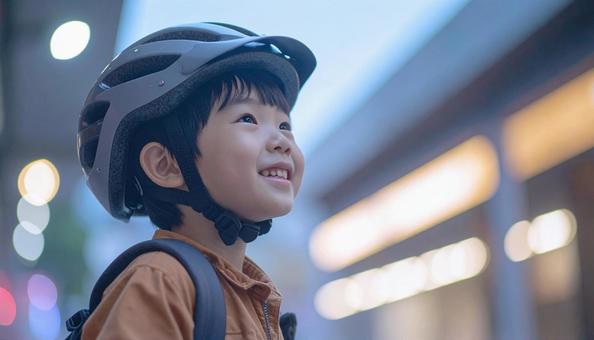 自転車用ヘルメットをかぶる男の子 自転車用ヘルメットをかぶる男の子の写真