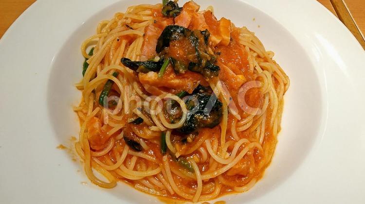 ベーコンとほうれん草のトマトソースパスタ ベーコンとほうれん草のパスタ,トマトソース,トマトソースパスタの写真素材