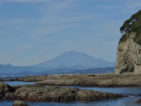 磯からの富士山 江の島,富士山,磯の写真素材