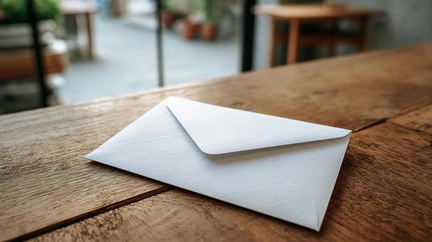 届いたばかりの、封がされた郵便物 届いたばかりの、封がされた郵便物の写真