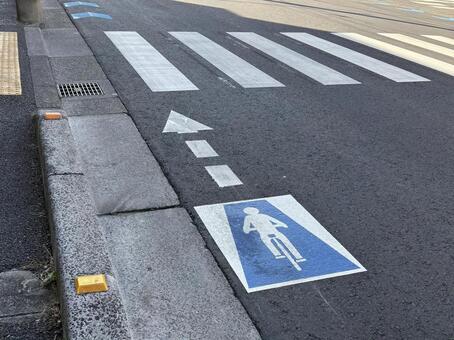 自転車通行帯 自転車,通行帯,交差点の写真素材
