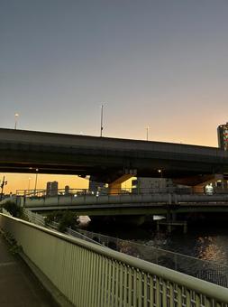 夕景の高速道路 夕景の高速道路 夕焼け,高速道路,夕暮れの写真素材