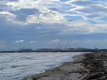 幕張の浜―浜から東京方面を臨む 幕張の浜―浜から東京方面を臨む 海,波,流木の写真素材