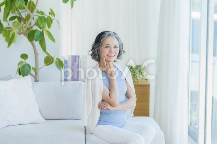 スキンケアをするシニア女性 美容,シニア,笑顔の写真素材