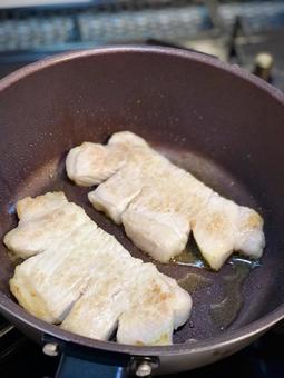トンテキとフライパン トンテキとフライパン 豚肉,トンテキ,ステーキの写真素材