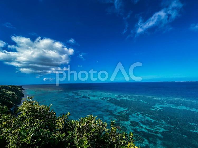 地平線と海 宮古島,三角点,海の写真素材