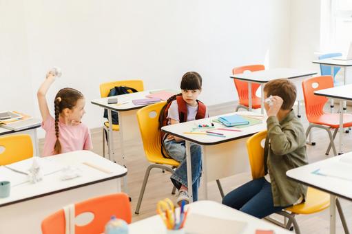 紙くずを持っていじめる生徒たち 男の子,女の子,子どもの写真素材