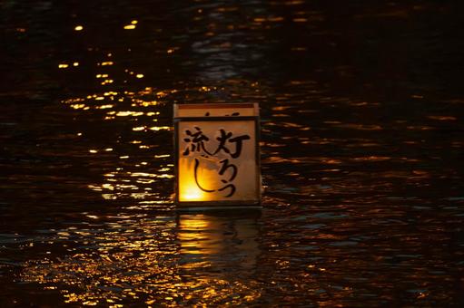 灯籠流し 灯籠流し 月夜,夜景,風景の写真素材