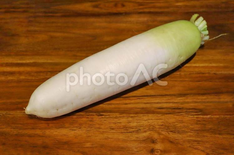 テーブルに置かれた大根 大根,野菜,食材の写真素材