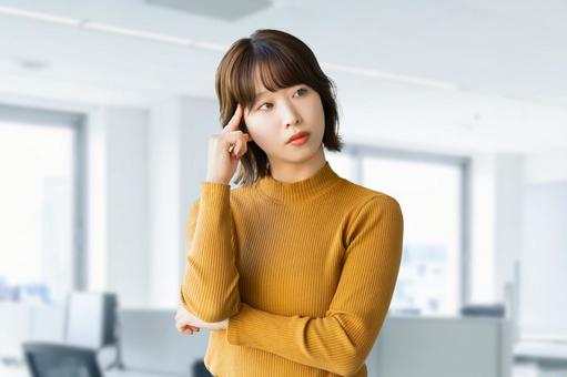 考えごとをする女性・ビジネスウーマン 女性,考える,悩むの写真素材