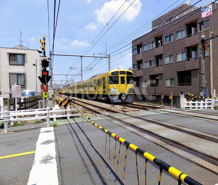 踏切を通る電車 踏切,西武池袋線,交通の写真素材