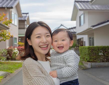 笑顔あふれる母と子どものポートレート 笑顔あふれる母と子どものポートレートの写真