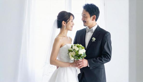ウエディングブーケを持った花嫁と花婿 ウエディングブーケを持った花嫁と花婿の写真