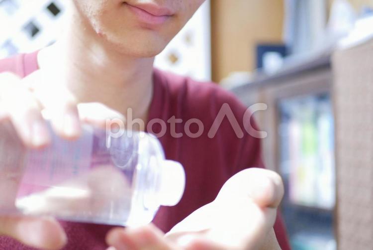 化粧水を手に取る男性 スキンケア,コスメ,肌荒れの写真素材