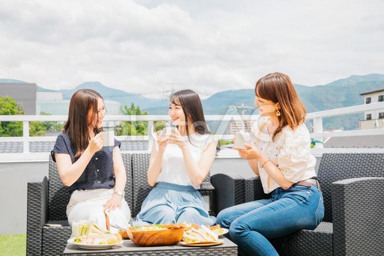 屋上でお茶会をする女性たち 女子会,カフェ,ランチの写真素材