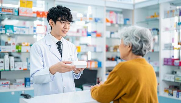 患者に薬の説明をする薬剤師 患者に薬の説明をする薬剤師の写真
