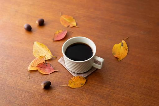 紅葉とコーヒー 上から 引き 紅葉とコーヒー 上から 引き コーヒー,秋,紅葉の写真素材