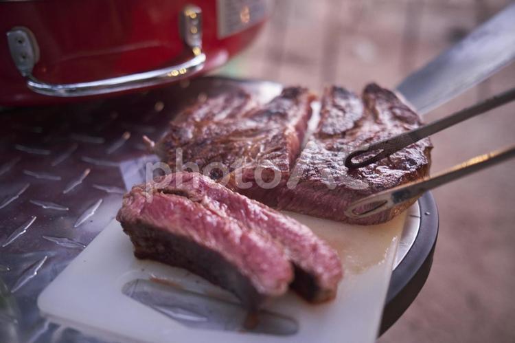 バーベキューで焼いたレアの肉 肉,bbq,バーベキューの写真素材