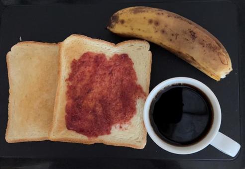 苺ジャムとココナッツのトーストなどの昼食 苺ジャムとココナッツのトーストなどの昼食の写真