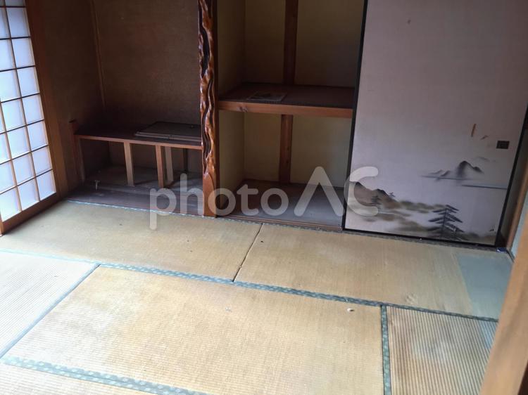 和室の片付け ゴミ屋敷,ビル,リサイクルショップの写真素材