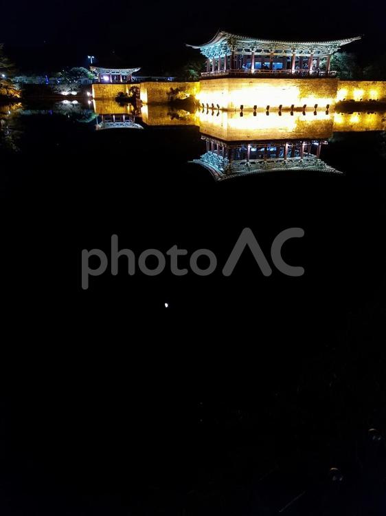 夜の東宮・月池（慶州） 慶州,東宮,月池の写真素材