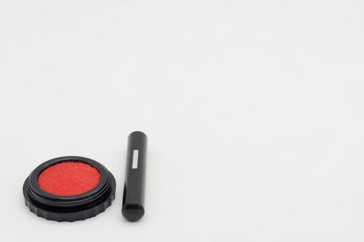 白い背景に置かれた印鑑と朱肉 ハンコ,印鑑,朱肉の写真素材