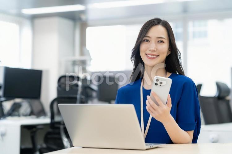 オフィスカジュアルの若い女性エンジニア ビジネス,女性,スマホの写真素材