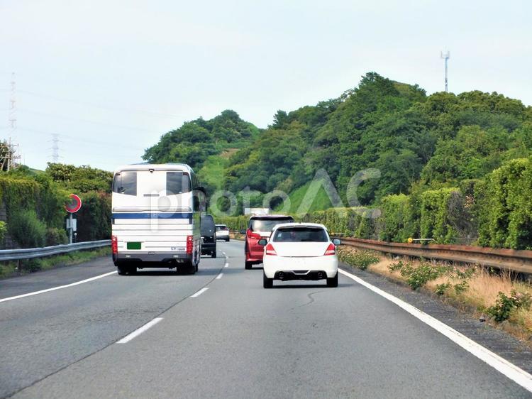 高速道路　観光バスと車の流れ 観光バス,バス,車両の写真素材