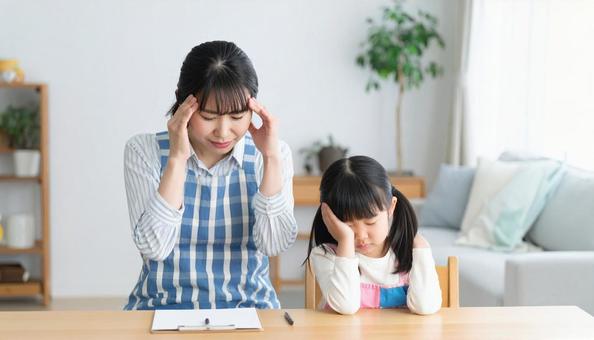 子育てに悩む主婦 子育てに悩む主婦の写真