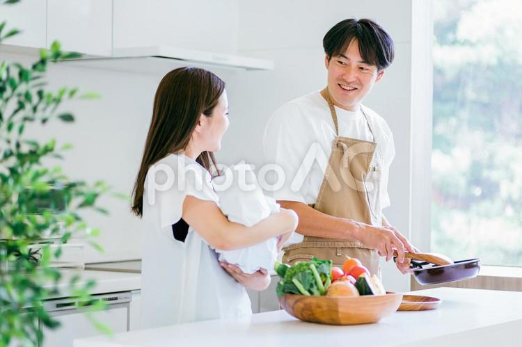 家事を手伝う男性とママ 家事,育児,子育ての写真素材