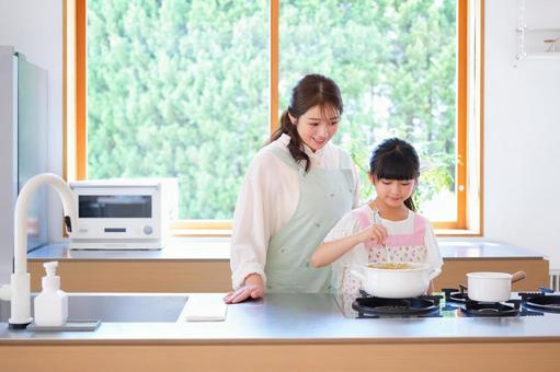 カレーをお玉で混ぜる女の子 カレーをお玉で混ぜる女の子の写真