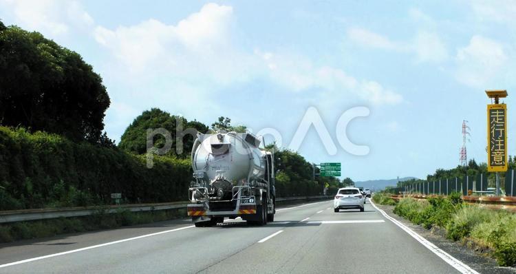 走行注意の看板とタンクローリー タンクローリー,車,トラックの写真素材
