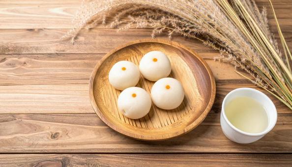 ススキと和菓子　月見団子の写真