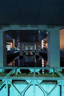 夜の両国、竪川橋から竪川と首都高工松川線 夜の両国、竪川橋から竪川と首都高工松川線 夜,深夜,反射の写真素材